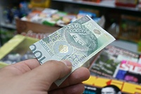 Zapłacił fałszywym banknotem, dostał resztę oraz… zarzuty