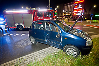 Zderzenie hyundaia z peugeot pod centrum handlowym