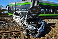 Zderzenie mercedesa z tramwajem na rondzie Solidarności