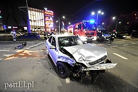 Zderzenie opla z volvo przed centrum handlowym