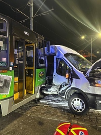 Zderzenie z tramwajem na rondzie