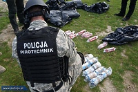 Chcieli wnieść na mecz race i petardy