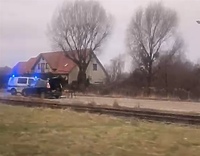 Ustawił się z wiatrówką przy torach, kierowca powiadomił policję