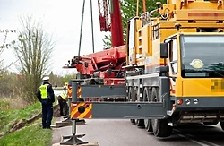 Dźwig wpadł do rowu, utrudnienia na Mazurskiej