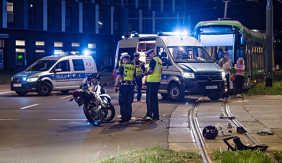 Citroenem uderzył w motocyklistę