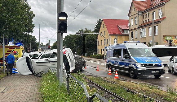 Dachował na skrzyżowaniu Dachował na skrzyżowaniu