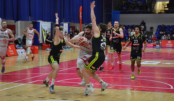 Elbasket wygrywa z liderem