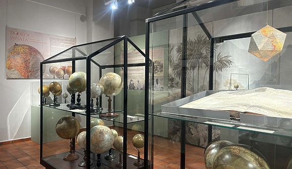 Historia dawnych polskich globusów z kolekcji Ryszarda Formeli Historia dawnych polskich globusów z kolekcji Ryszarda Formeli