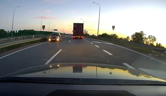 Jechał pod prąd S7