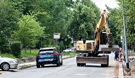 Kierowcy: jazda między koparkami i wymuszanie pierwszeństwa na Saperów Kierowcy: jazda między koparkami i wymuszanie pierwszeństwa na Saperów