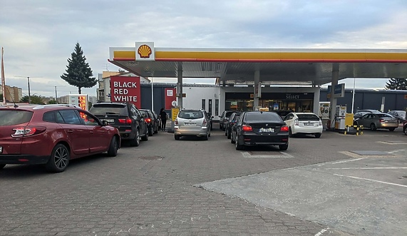 Kierowcy stoją w kolejkach na stacjach paliw Kierowcy stoją w kolejkach na stacjach paliw