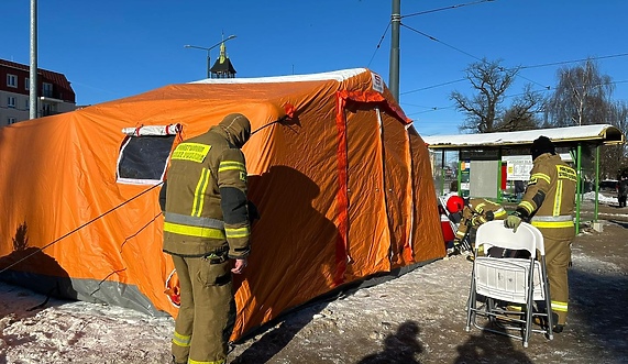 Na Placu Słowiańskim stanął namiot, w którym można się ogrzać