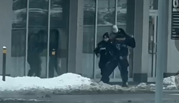 Napadł na strażników miejskich. Zobacz film!