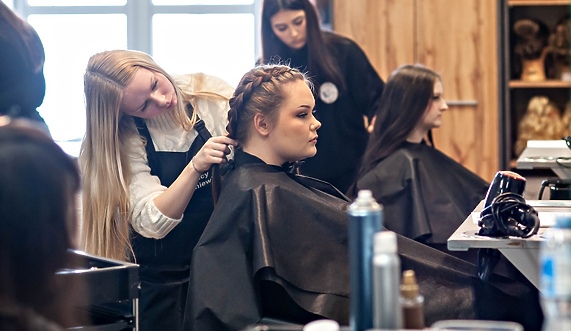 Naprawić samochód i uczesać modelkę Naprawić samochód i uczesać modelkę