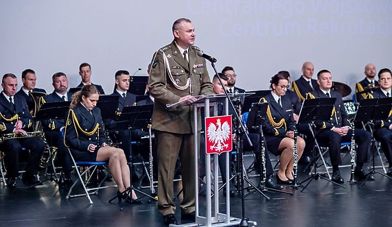 Kto stoi za rekrutacją do armii?