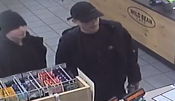 Policjanci z Elbląga poszukują mężczyzn widocznych na nagraniu z monitoringu Policjanci z Elbląga poszukują mężczyzn widocznych na nagraniu z monitoringu