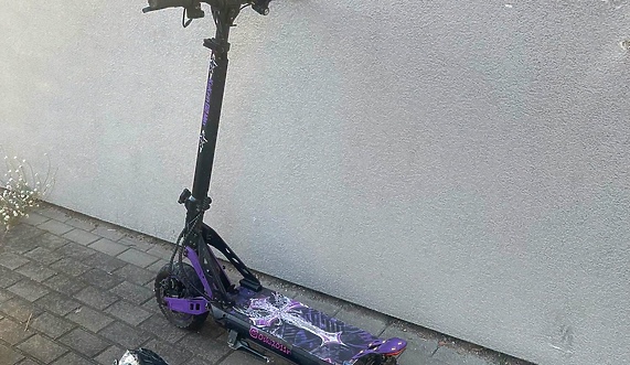 Porzucił towarzyszkę, uciekał przed policją... wjechał hulajnogą w ścianę