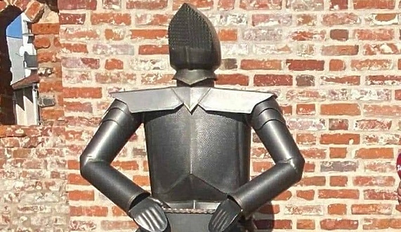 Rycerz stracił głowę, szukają jej służby