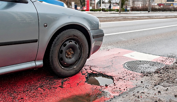 Dziury po zimie. Szybka reakcja czy prowizorka Dziury po zimie. Szybka reakcja czy prowizorka