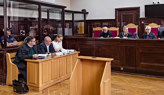 Mieli więzić, bić i zmuszać do kradzieży. Stanęli przed sądem Mieli więzić, bić i zmuszać do kradzieży. Stanęli przed sądem