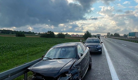 Uderzył w barierki na S7