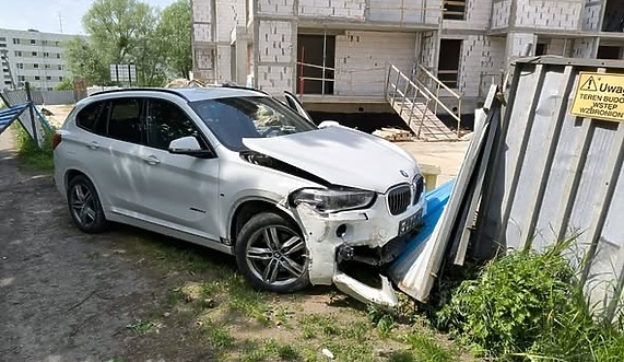 Uderzył w ogrodzenie budowy, miał 2,5 promila Uderzył w ogrodzenie budowy, miał 2,5 promila