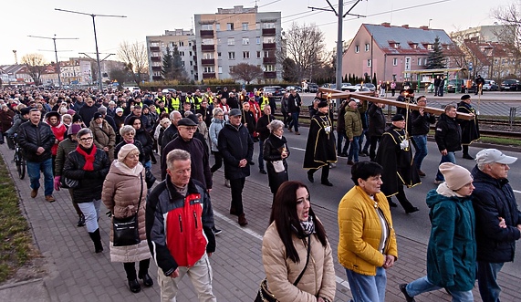 Wierni przeszli przez miasto Wierni przeszli przez miasto