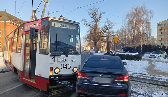 Wjechał pod tramwaj