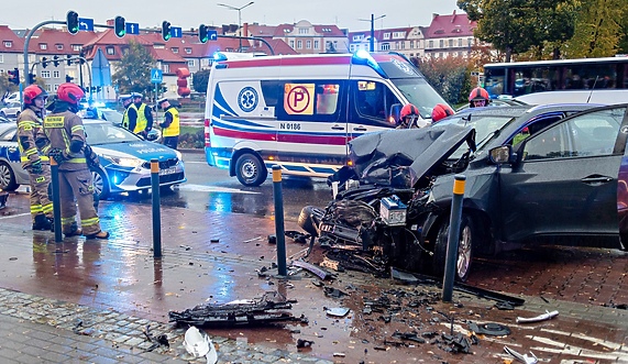 Zasłabł i wjechał w zaparkowane auta Zasłabł i wjechał w zaparkowane auta