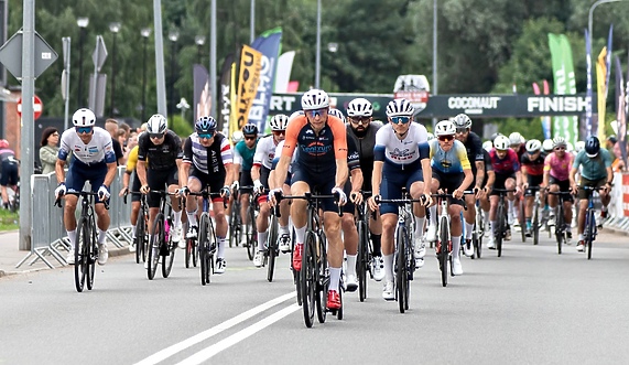 Ścigali się na szosie i rolkach. Road Race w Elblągu Ścigali się na szosie i rolkach. Road Race w Elblągu