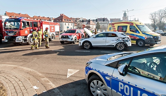 Zderzyli się z wozem strażackim. Utrudnienia na skrzyżowaniu 