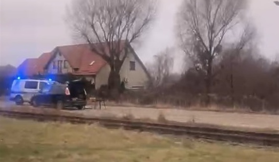 Ustawił się z wiatrówką przy torach, kierowca powiadomił policję