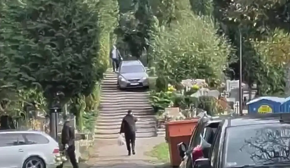 Samochodem po schodach na Dębicy