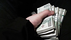 Chciał mieć więcej pieniędzy, stracił sto tysięcy