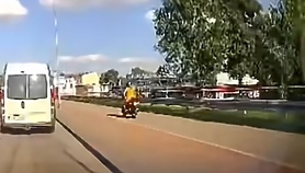 Chciała ominąć korek, wjechała pod volkswagena Chciała ominąć korek, wjechała pod volkswagena