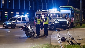 Citroenem uderzył w motocyklistę Citroenem uderzył w motocyklistę