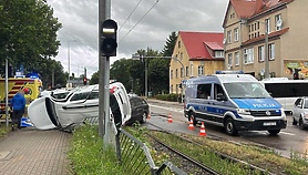 Dachował na skrzyżowaniu Dachował na skrzyżowaniu