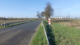 Przy tej drodze projektują rowerową ścieżkę