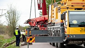 Dźwig wpadł do rowu, utrudnienia na Mazurskiej