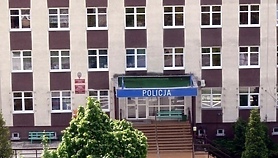 Rzucił koktajlem Mołotowa w komendę policji, stanie przed sądem