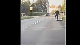 Hulajnoga, kolizja, salto i mandat