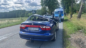 Jechał autem... i spadło na niego drzewo Jechał autem... i spadło na niego drzewo