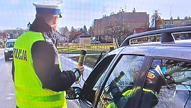 Jeden uderzył autem w barierki, drugi hulajnogą w samochód. Obaj byli pod wpływem Jeden uderzył autem w barierki, drugi hulajnogą w samochód. Obaj byli pod wpływem