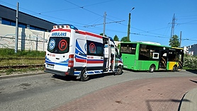 Kierowca zahamował, pasażerka wylądowała na szybie Kierowca zahamował, pasażerka wylądowała na szybie