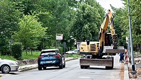 Kierowcy: jazda między koparkami i wymuszanie pierwszeństwa na Saperów Kierowcy: jazda między koparkami i wymuszanie pierwszeństwa na Saperów