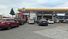 Kierowcy stoją w kolejkach na stacjach paliw