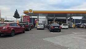 Kierowcy stoją w kolejkach na stacjach paliw