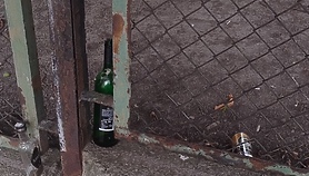 Piją na schodach, śmiecą przy przedszkolu Piją na schodach, śmiecą przy przedszkolu