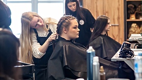 Naprawić samochód i uczesać modelkę Naprawić samochód i uczesać modelkę