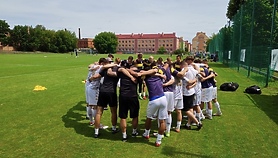 Olimpia z uśmiechem, bo wygrywa, choć to tylko sparing